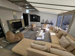 a living room with a couch and a flat screen tv at Big quiet Villa with garden and pool in Vienna