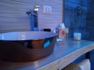 a bathroom with a large wooden tub on a counter at Cà de Mess in Giovinazzo