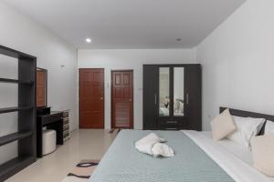 una camera da letto con un letto con un cuscino sopra di Peaceful House in Rawai, Phuket a Phuket