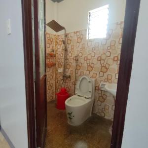 マンバヤオにあるPabualan Traveller's Innのトイレと洗面台付きのバスルーム