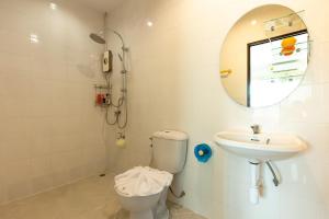 un bagno con un water, un lavandino e uno specchio di Peaceful House in Rawai, Phuket a Phuket Altre 38 foto