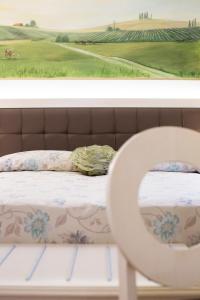 ネグラールにあるHotel Diamanteの絵画の景色を望む部屋のベッド1台