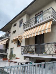 a building with balconies and a table in front of it at Grazioso appartamento in Fermignano