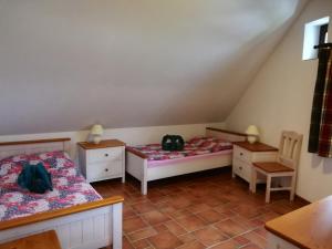 een kamer met twee bedden en een tafel en stoelen bij Statek u Badyho in Dolní Třebonín