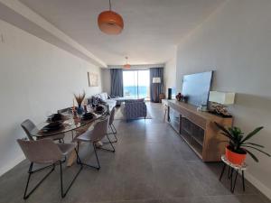 Μια τηλεόραση ή/και κέντρο ψυχαγωγίας στο Luxury penthhouse sea views Blue Suite 3401