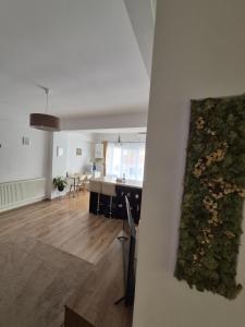 ein Wohnzimmer mit Küche und einer Zimmerpflanze an der Wand in der Unterkunft Angel apartament in Sibiu + 27 Fotos