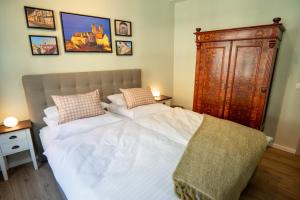 Postel nebo postele na pokoji v ubytování Fewo Lange Gasse 4 -1 Obergeschoss inkl Parkplatz