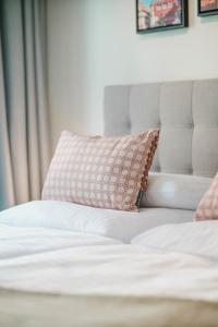 Postel nebo postele na pokoji v ubytování Fewo Lange Gasse 4 -1 Obergeschoss inkl Parkplatz