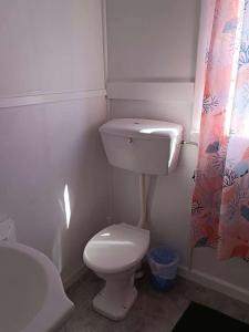 O baie la 5 Beds including 3 Double Beds plus 1 Double or 2 Single Sofa Beds House at 22B Pererika St