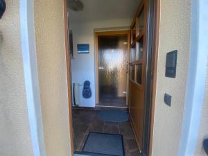 a hallway with a door leading to a bathroom at Ferienwohnung „Thea“ in Bad Lausick +74 photos
