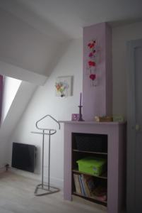 a living room with a purple fireplace and a lamp at L'arras Square maison au calme avec deux chambres in Arras