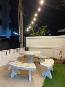 En balkon eller terrasse på ชรินพูลวิลล่าบางแสน Sunflower Villa Bangsaen Wangmuk
