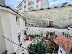 une vue extérieure d'un bâtiment avec une cour dans l'établissement Bright & Spacious 2-Bedroom Apartment - Parking & Close to Train Station & Downtown, à Grenoble