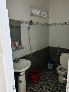 a bathroom with a sink and a toilet at 35 Đinh Tiên Hoàng in Bao Loc