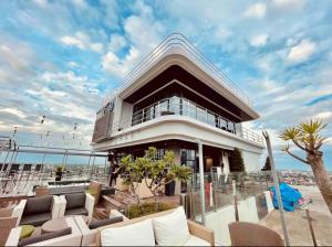 Ruang duduk di Sheryll Escapes - One Euphoria studio Netflix Wifi & swimming pool
