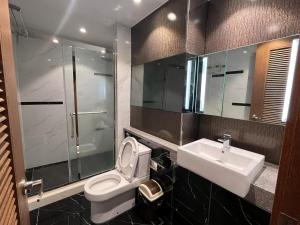 Bilik mandi di Sheryll Escapes - One Euphoria studio Netflix Wifi & swimming pool +11 gambar