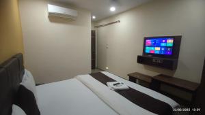 TV a/nebo společenská místnost v ubytování The Riddhi Hotel