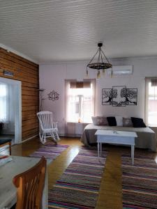 a living room with a bed and a table at Kosken Helmi in Kaustinen