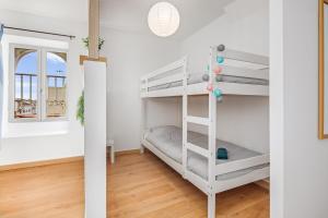 a room with two bunk beds and a window at Charming T4 - Cosy Air Conditioning in Béziers
