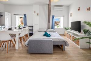 a living room with a bed and a dining room at Charming T4 - Cosy Air Conditioning in Béziers