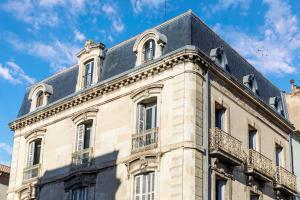 a building with a gray roof on top of it at Charming T4 - Cosy Air Conditioning in Béziers