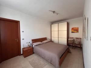 a bedroom with a bed and a dresser and a closet at Residenza dell'Arco in Gambolò