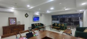 TV a/nebo společenská místnost v ubytování Hotel Suryavanshi Palace