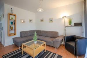 Una sala de estar con un sofá y una mesa de café. en Ferienhaus Röhrken-Schröder, en Dahme