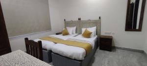 Postel nebo postele na pokoji v ubytování Hotel Suryavanshi Palace