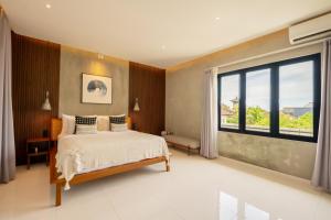 Tempat tidur dalam kamar di Sulu Villas - Seminyak +37 foto