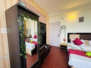 Hotel Mini Switzerland In Dalhousie #Air Cooled客房内的一张或多张床位