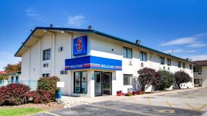 a hotel with a building with the number six at Motel 6-Normal, IL - Bloomington Area in Cardinal Court