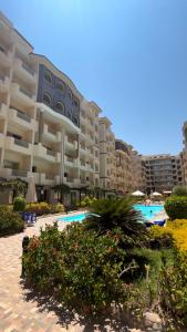 um grande edifício de apartamentos com piscina em Florenza Khamsin em Hurghada