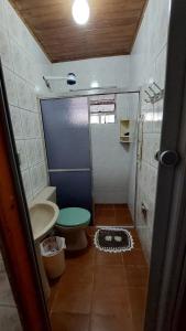 卡拉瓜塔图巴Casa com Piscina em Caraguatatuba的带淋浴、马桶和水槽的浴室