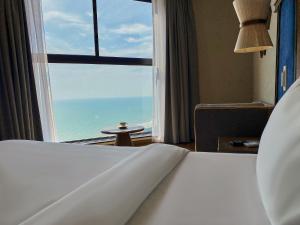 Ein Bett oder Betten in einem Zimmer der Unterkunft Apec Mandala Ocean Retreat - Mui Ne