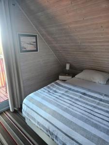 una camera da letto con un letto e una finestra di Ferienhaus mit Sauna und Hot-Tub a Kirchheim