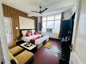 Hotel Mini Switzerland In Dalhousie #Air Cooled客房内的一张或多张床位