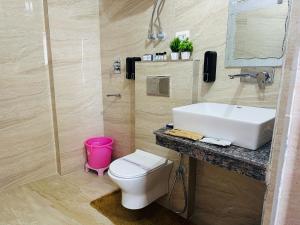 Hotel Mini Switzerland In Dalhousie #Air Cooled的一间浴室