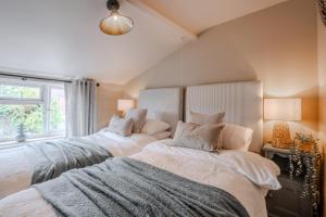 deux lits côte à côte dans une chambre dans l'établissement Jasmine Cottage, à Skipsea