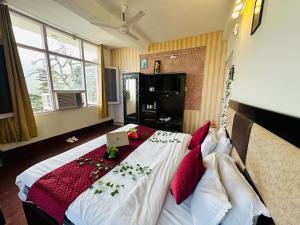 Hotel Mini Switzerland In Dalhousie #Air Cooled客房内的一张或多张床位