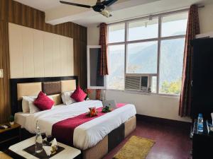 Hotel Mini Switzerland In Dalhousie #Air Cooled客房内的一张或多张床位