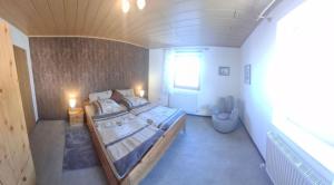 a bedroom with a bed in a room with a window at Ferienwohnung Uschkereit in Waldmünchen
