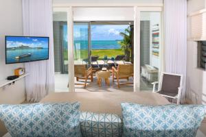 TV a/nebo společenská místnost v ubytování Beachfront & Pool Poste Lafayette