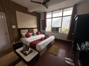戴尔豪斯Hotel Mini Switzerland In Dalhousie #Air Cooled的一间带床和大窗户的酒店房间 更多37张照片