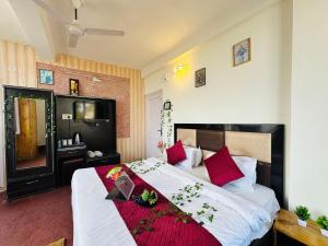 Hotel Mini Switzerland In Dalhousie #Air Cooled客房内的一张或多张床位