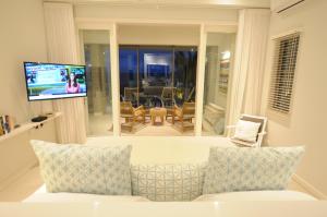 TV a/nebo společenská místnost v ubytování Beachfront & Pool Poste Lafayette