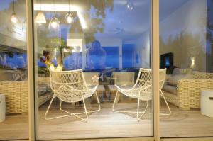 TV a/nebo společenská místnost v ubytování Beachfront & Pool Poste Lafayette