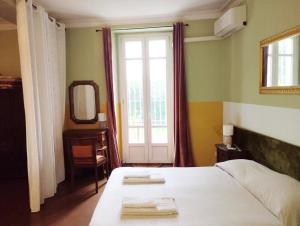 Ένα ή περισσότερα κρεβάτια σε δωμάτιο στο Villa Helios Holiday Home - Centre, Lake, 10' car - Free parking Self check-in Airco