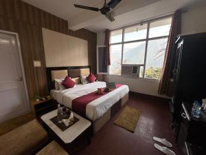 Hotel Mini Switzerland In Dalhousie #Air Cooled客房内的一张或多张床位