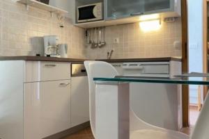 Kuchyňa alebo kuchynka v ubytovaní Apartment 1